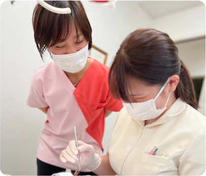 歯科衛生士の技術を笑顔でチェックする工藤彩加の写真